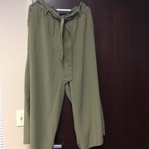 Never worn tie waist wide legged cropped pants.